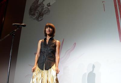 Fotografia d'Ana Lily Amirpour a l'escenari del Sitges 2021